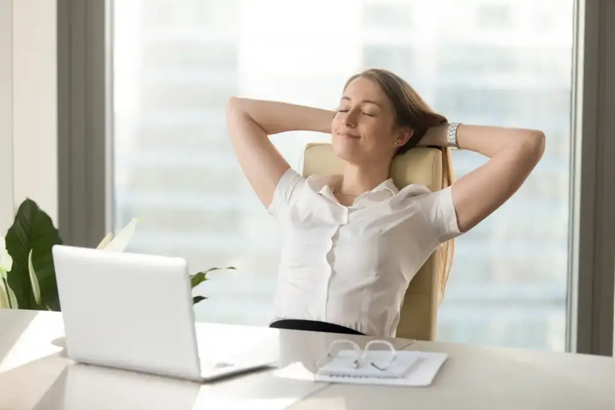 young woman in a relaxed attitude in front of her laptop